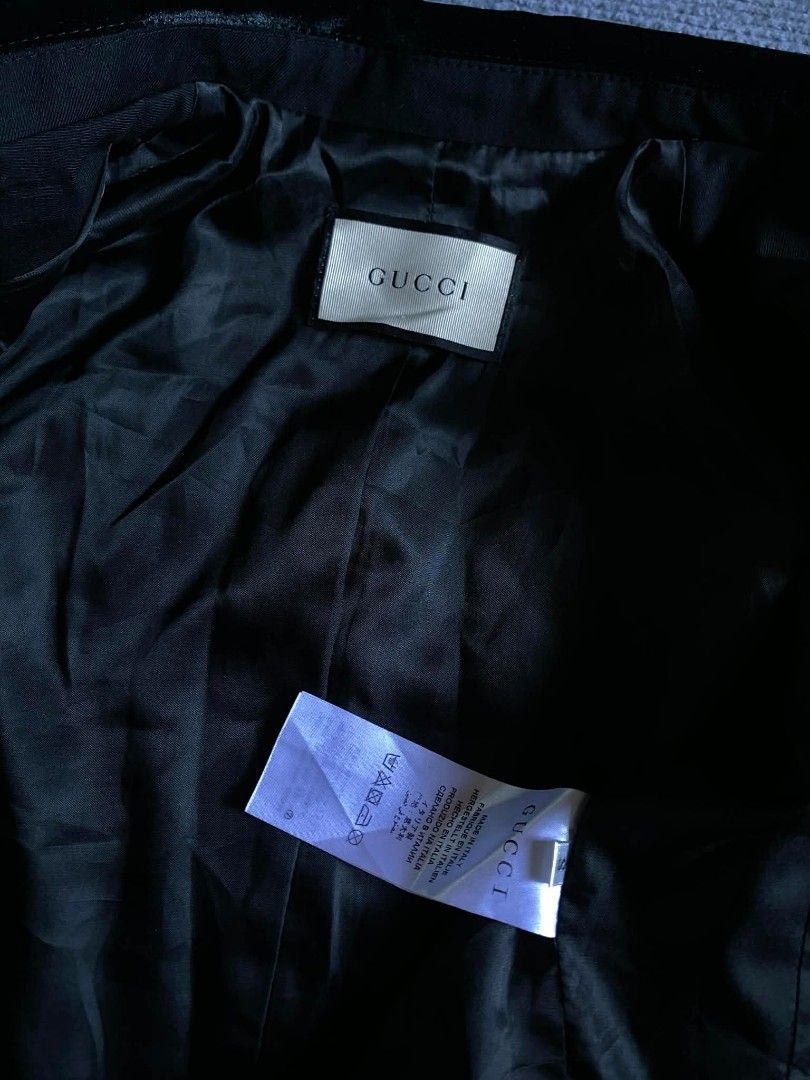 Off/legit Gucci American coat (Category: Coats, Jackets and Outerwear) located in Manila. Submitted by sixbysix (Listing ID 1435834446, Image 2). Description: ps: issue missing gold gucci buttons upon this pic good condition.