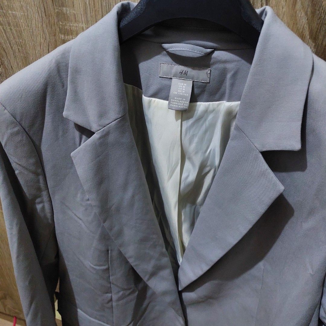 H&M Blazer (Category: Coats, Jackets and Outerwear) located in Antipolo. Submitted by uncovidspace (Listing ID 1435848363, Image 2). Description: Fits medium to large.