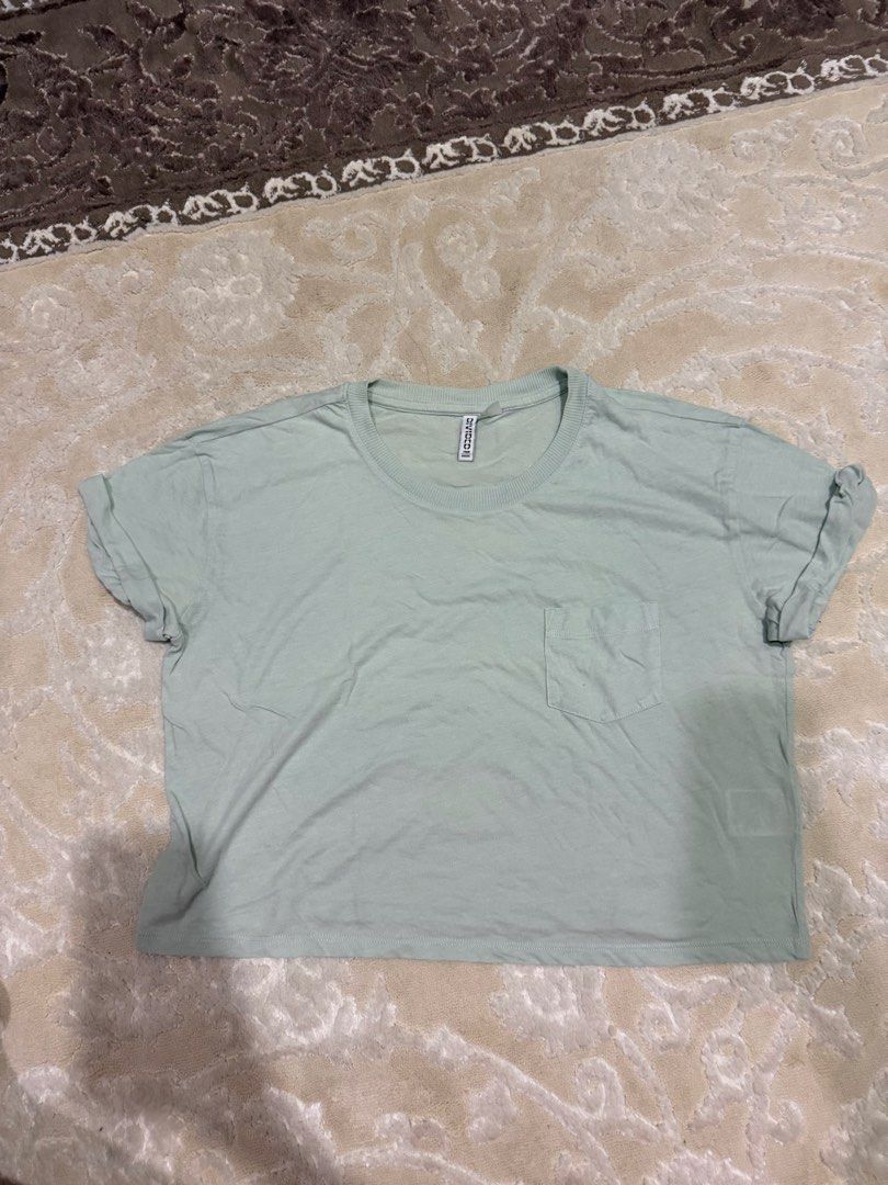 H&M Divided Basic Pocket Tee (Category: Tshirts & Polo Shirts) located in Shah Alam. Submitted by osnapitsams (Listing ID 1435852352, Image 1). Description: - H&M Divided Basic Cropped T-shirt - Light green color - Size: M - Chest pocket detail - Rolled-up sleeves - Crew neck - Add on RM7 for postage.