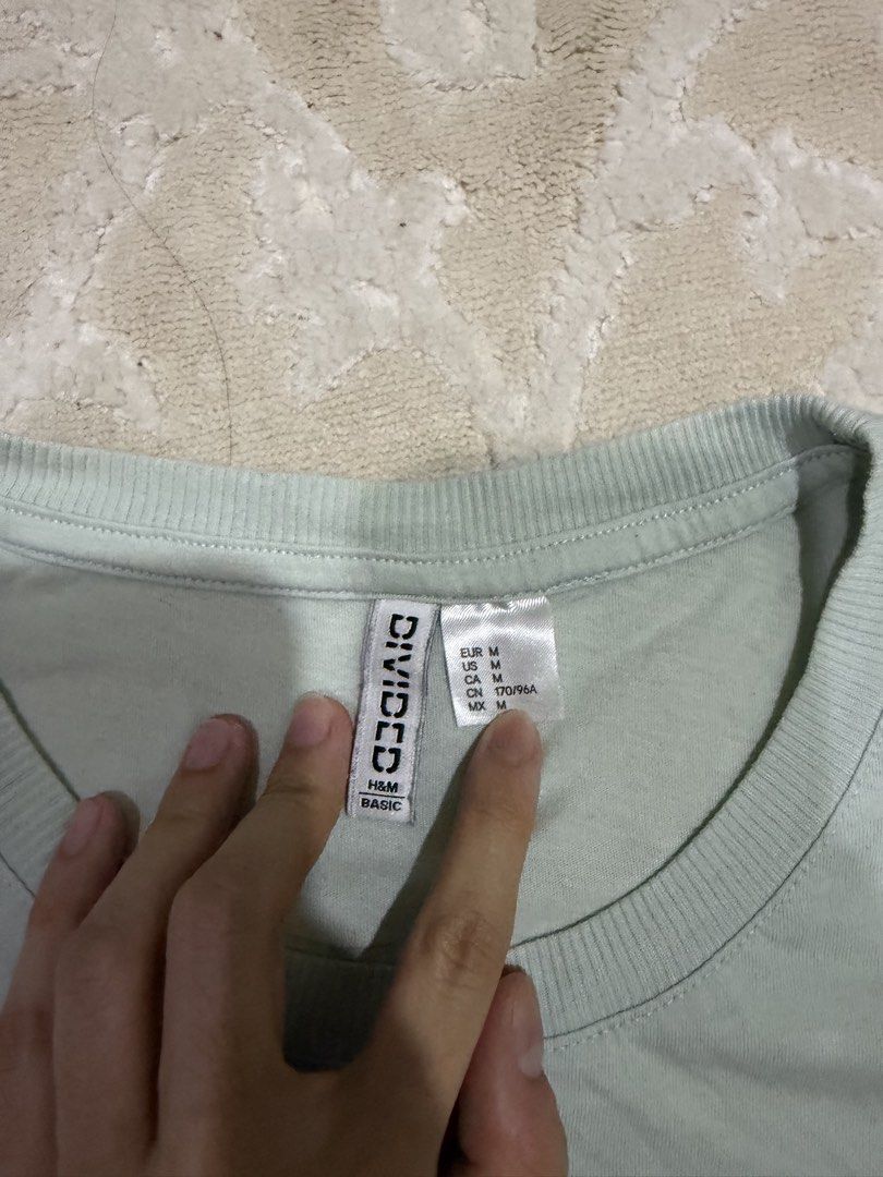 H&M Divided Basic Pocket Tee (Category: Tshirts & Polo Shirts) located in Shah Alam. Submitted by osnapitsams (Listing ID 1435852352, Image 2). Description: - H&M Divided Basic Cropped T-shirt - Light green color - Size: M - Chest pocket detail - Rolled-up sleeves - Crew neck - Add on RM7 for postage.