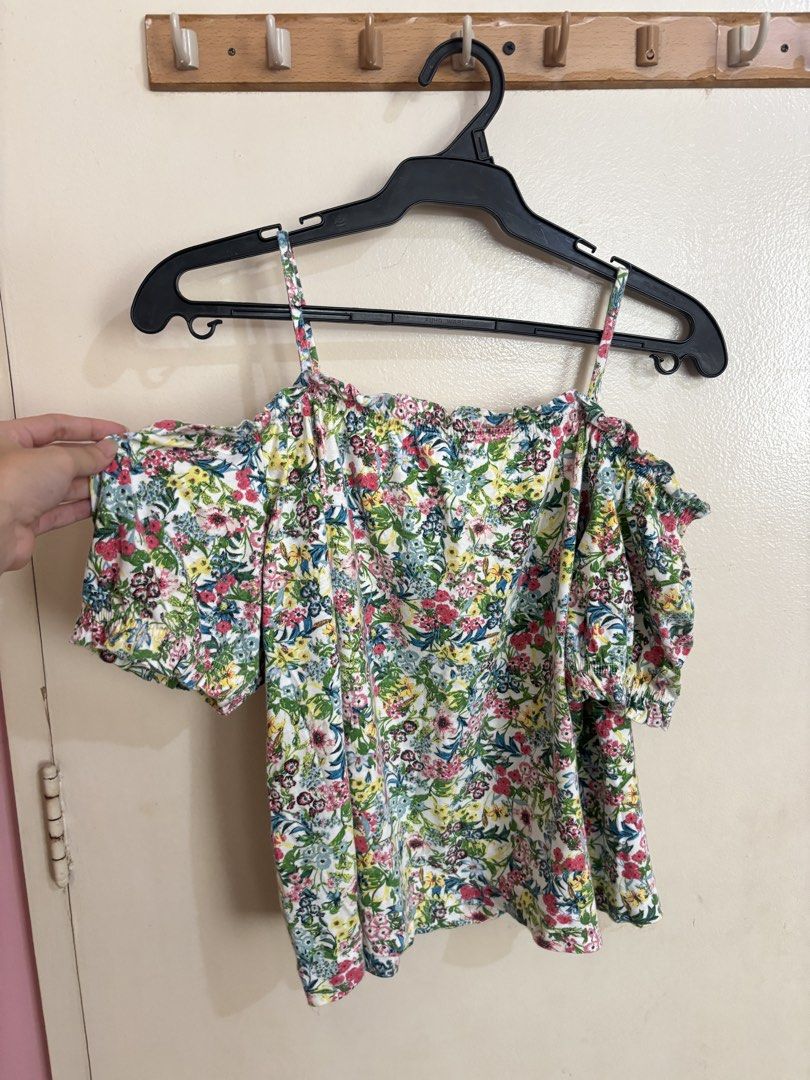 H&M Floral Off-Shoulder Top - Size S (Category: Blouses) located in San Fernando. Submitted by _haibara (Listing ID 1435742105, Image 2). Description: - H&M floral off-shoulder top - Size: S - medyo stretched na yung garters but it's still doable..