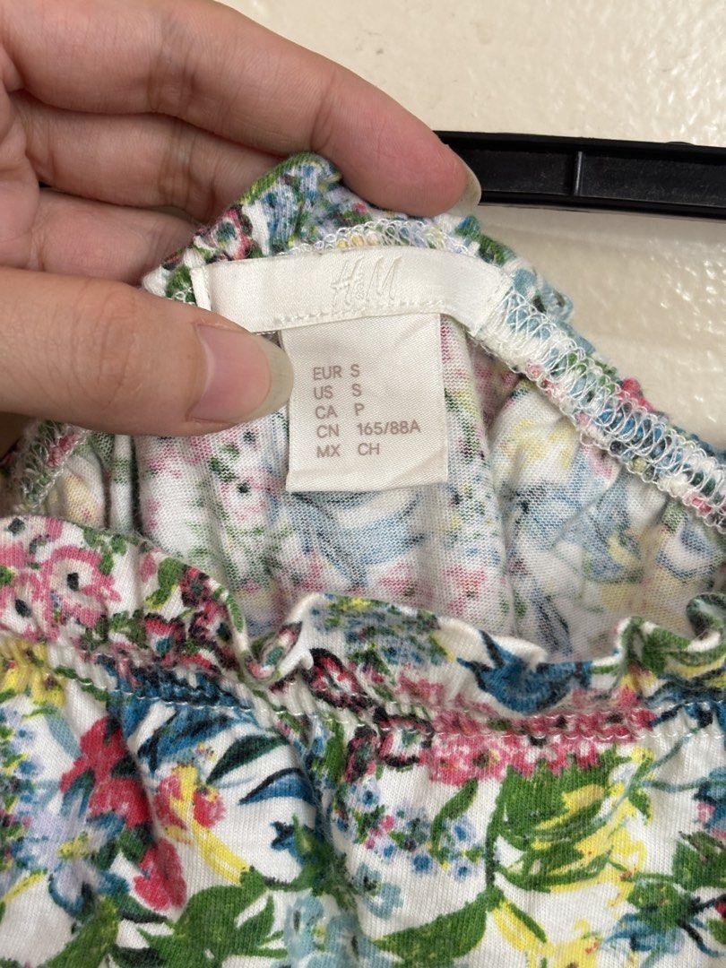 H&M Floral Off-Shoulder Top - Size S (Category: Blouses) located in San Fernando. Submitted by _haibara (Listing ID 1435742105, Image 3). Description: - H&M floral off-shoulder top - Size: S - medyo stretched na yung garters but it's still doable..
