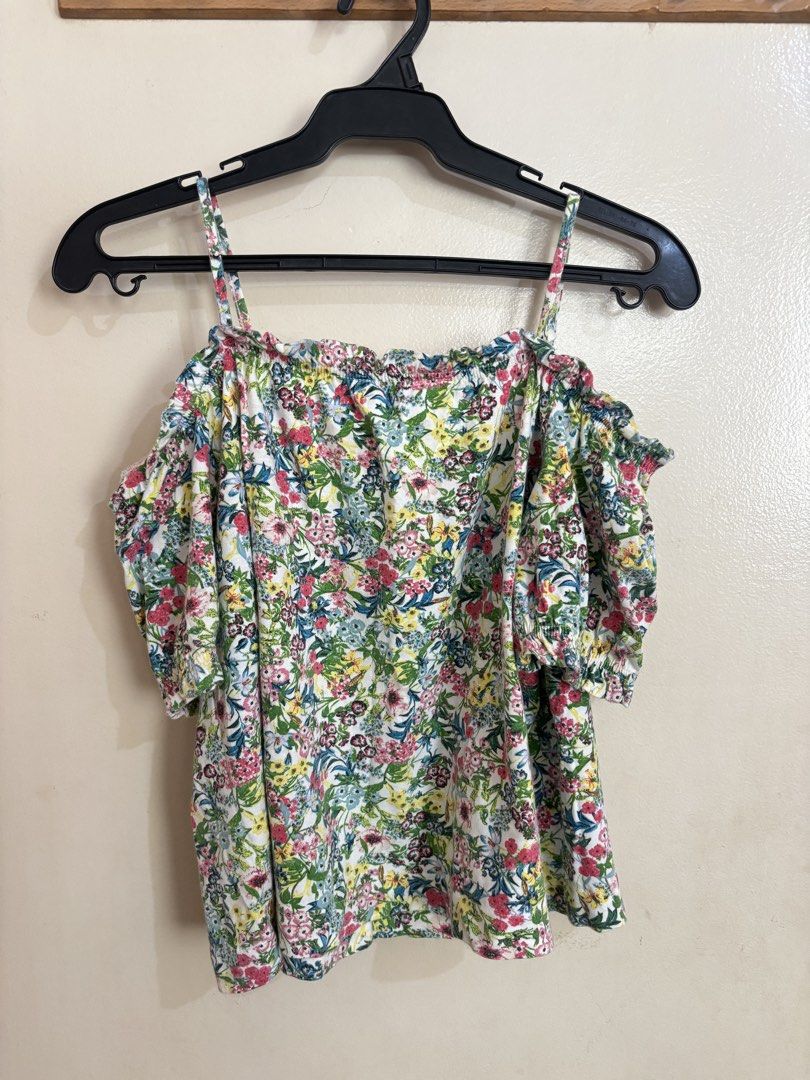 H&M Floral Off-Shoulder Top - Size S (Category: Blouses) located in San Fernando. Submitted by _haibara (Listing ID 1435742105, Image 1). Description: - H&M floral off-shoulder top - Size: S - medyo stretched na yung garters but it's still doable..
