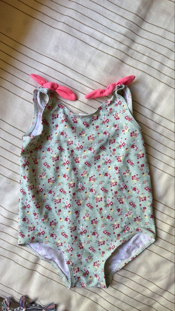 H&M Floral Swimsuit (Category: Babies & Kids Fashion) located in Lucena. Submitted by jaejae___ (Listing ID 1435767158, Image 1). Description: - H&M floral swimsuit - Size: 6-12 months - Adorable pink bow details - Perfect for beach or pool.