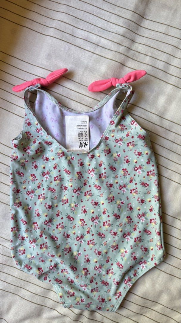 H&M Floral Swimsuit (Category: Babies & Kids Fashion) located in Lucena. Submitted by jaejae___ (Listing ID 1435767158, Image 2). Description: - H&M floral swimsuit - Size: 6-12 months - Adorable pink bow details - Perfect for beach or pool.