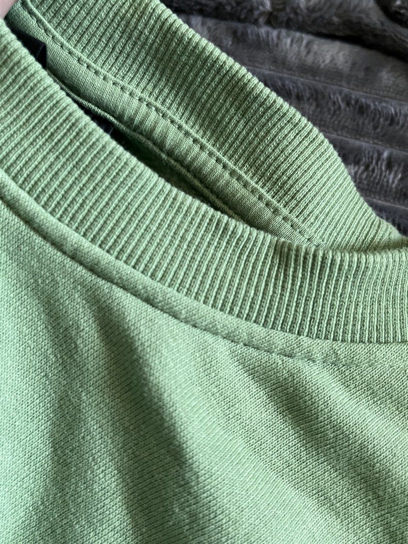 H&M Relaxed Fit Sweatshirt - Green (Category: Hoodies) located in Manila. Submitted by onceloved8 (Listing ID 1435755963, Image 2). Description: - H&M Relaxed Fit sweatshirt - Color: Green - Size: M - Features: Crew neck, ribbed cuffs and hem - Material: Soft and comfortable - Perfect for casual wear *Lightly used - 3 to 4x only *RFS - doesn’t fit anymore *No damage.