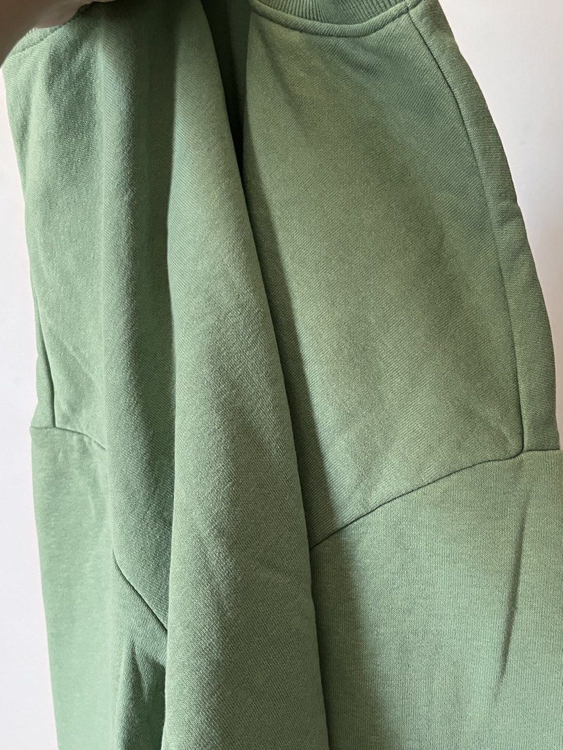 H&M Relaxed Fit Sweatshirt - Green (Category: Hoodies) located in Manila. Submitted by onceloved8 (Listing ID 1435755963, Image 3). Description: - H&M Relaxed Fit sweatshirt - Color: Green - Size: M - Features: Crew neck, ribbed cuffs and hem - Material: Soft and comfortable - Perfect for casual wear *Lightly used - 3 to 4x only *RFS - doesn’t fit anymore *No damage.