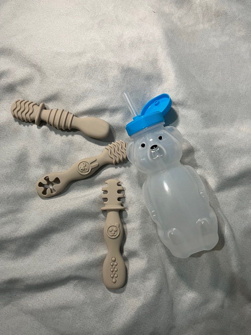 Hoshi Silicone Bib, Teethers, and Sippy Cups (Category: Weaning & Toddler Feeding) located in Manila. Submitted by mackyrena (Listing ID 1435893377, Image 2). Description: Take All 1 Silicon Bib 1 training straw bottle 1 dr isla water bottle 3 training spoons.