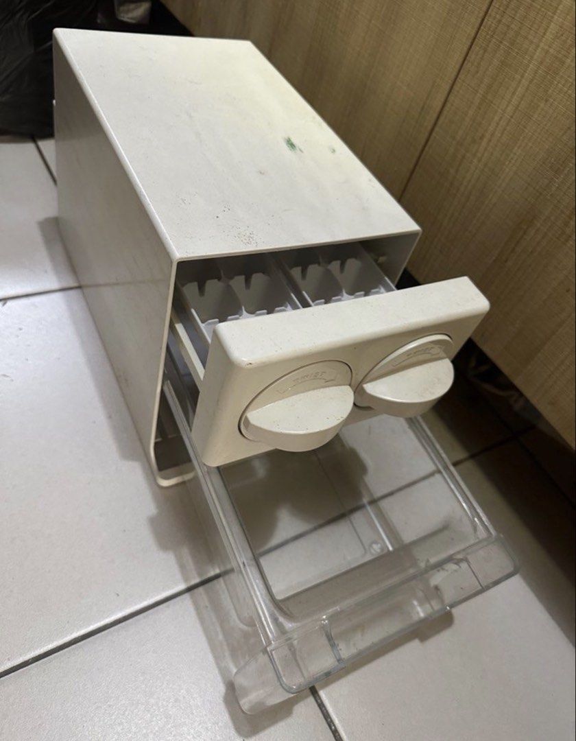 Ice cube maker box
