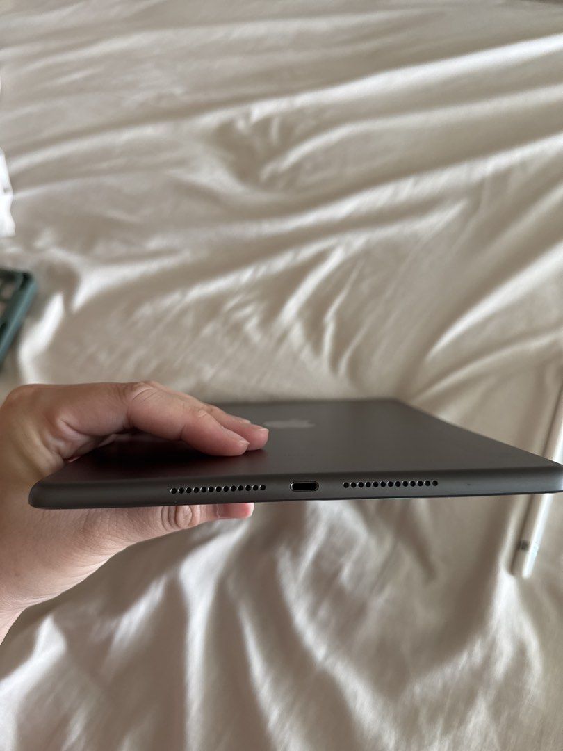 Ipad 8th (Category: iPad) located in Seri Kembangan. Submitted by siewmeii (Listing ID 1435728995, Image 3). Description: - iPad 8th Generation - Stylish Grey color - 128GB storage capacity - Excellent condition - Classic Apple design - Meetup at 3 Elements Apartment, Seri Kembangan.
