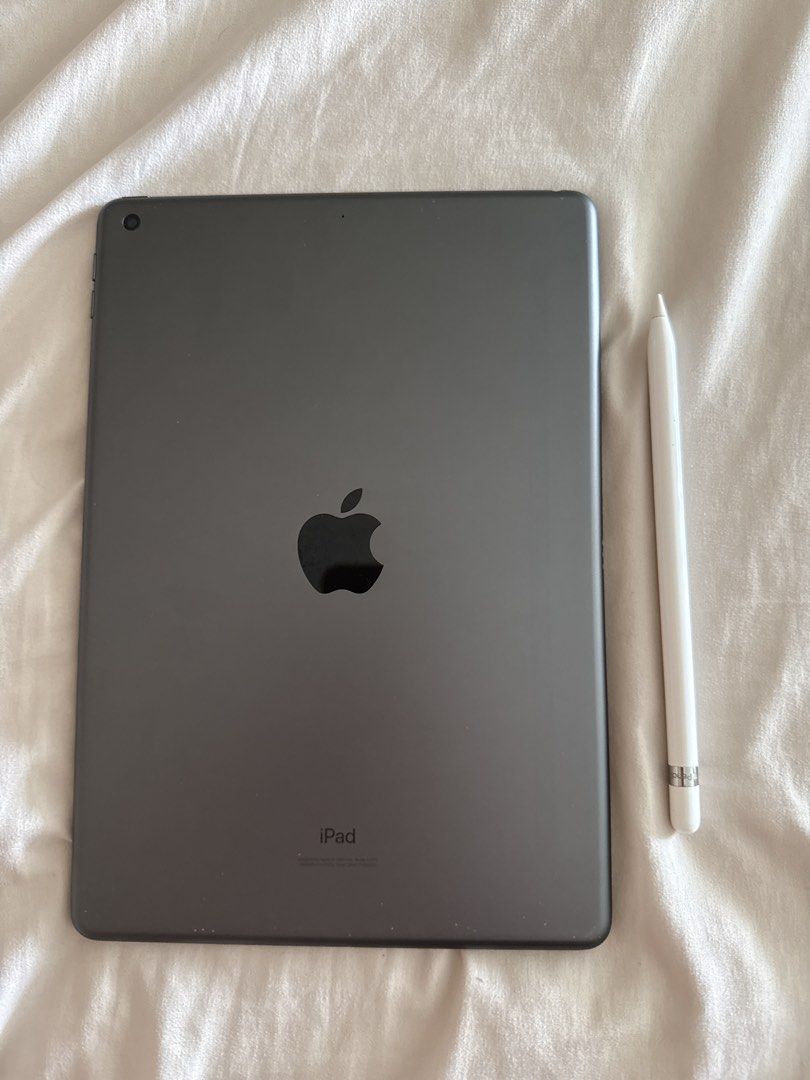 Ipad 8th (Category: iPad) located in Seri Kembangan. Submitted by siewmeii (Listing ID 1435728995, Image 2). Description: - iPad 8th Generation - Stylish Grey color - 128GB storage capacity - Excellent condition - Classic Apple design - Meetup at 3 Elements Apartment, Seri Kembangan.
