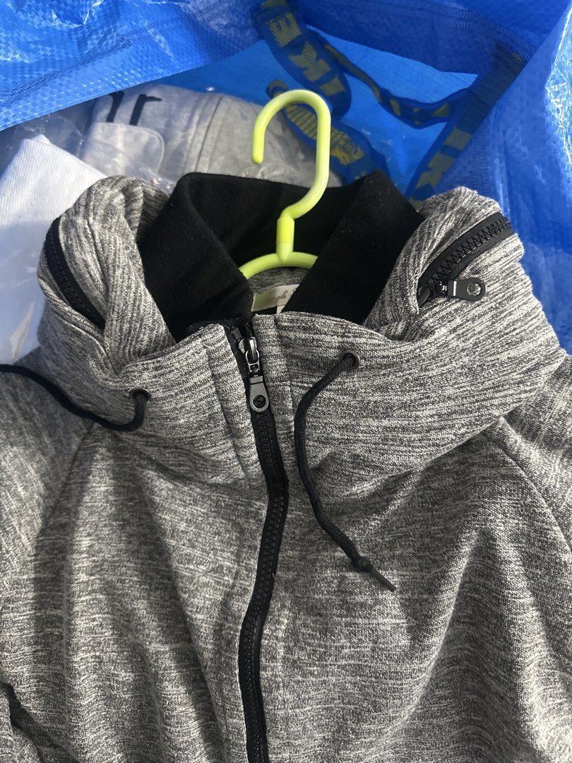 Jacket (Category: Coats, Jackets and Outerwear) located in Bukit Mertajam. Submitted by juicyliciousness (Listing ID 1435893121, Image 3). Description: Almost like new with special sleeve. Thick collar. 2 pockets. Ribbed bottom and sleeve. Pit : 19 Length: 24.