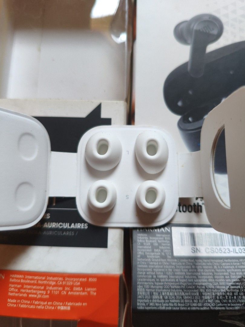 JBL Earbuds / Apple Airpod Tips (Category: Earphones) located in Pasig City. Submitted by coolphoenix-29ac (Listing ID 1435811277, Image 2). Description: - JBL earbuds - Multiple ear tip sizes included - Selling ear tips only.