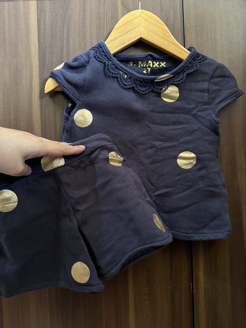 J-MAXX Terno 2T (Category: Babies & Kids Fashion) located in Pasig City. Submitted by martinas.closet (Listing ID 1435741270, Image 1). Description: J-MAXX Terno 2T.