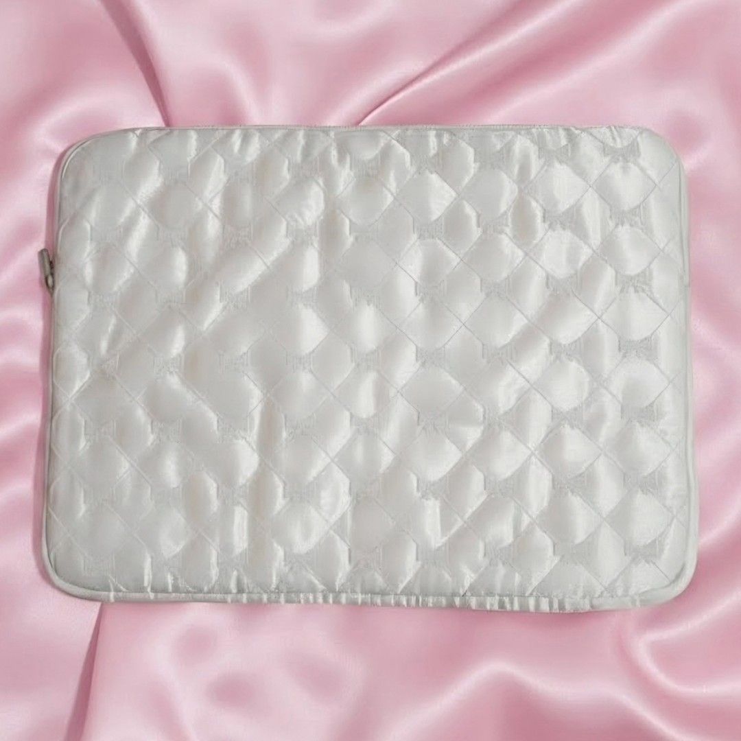 Laptop Bag - Embroidered Lace (Category: Laptops & Notebooks) located in Mandaluyong City. Submitted by zalcove (Listing ID 1435779660, Image 1). Description: 🎀 Embroidered lace laptop bag 🎀 Features a unique quilted design 🎀 Size: 15/15.6 inches External Dimensions: 40cm (15.74in) x 29cm (11.41in) Internal Dimensions: 36cm (14.17in) x 26cm (10.23in) Disclaimer: Zipper pull shows minor paint chipping (purely cosmetic, does not affect function 