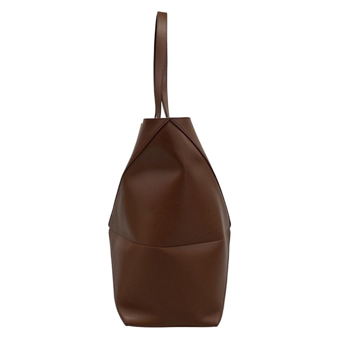 Loewe Puzzlefold Tote Bag XL Brown Foldable (Category: Luxury Bags & Wallets) located in Las Pinas. Submitted by daisuki_japan_luxury_by_reiko (Listing ID 1435882184, Image 2). Description: Genre Tote bag brand LOEWE Product name Puzzlefold Tote XL Model number - Size indicated none Actual size vertical Approximately 40cm beside Approximately 22.5 cm to 45 cm Machi Approximately 17.5cm handle Approximately 25.5 cm to the main unit. *Measurements 