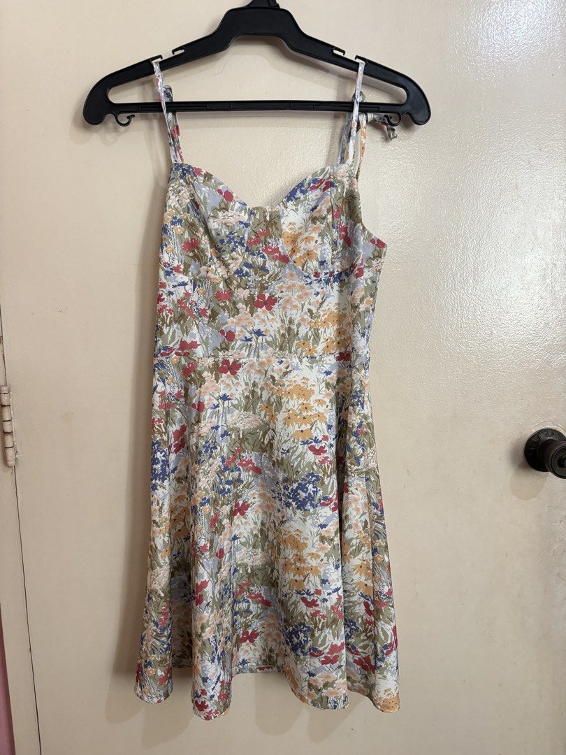 Lovito Floral Mini Dress (Category: Dresses) located in San Fernando. Submitted by _haibara (Listing ID 1435740638, Image 2). Description: - worn once. rfs: i don't wear this anymore..