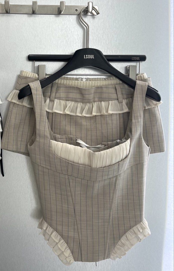 LSoul Moni Corset Top (Category: Sleeveless) located in Imus. Submitted by _shalinvm (Listing ID 1435837685, Image 2). Description: Brand new with tag, box and paper bag Last price is already posted this hasn’t been worn RFS: Not flattering on my bust kinda loose Top only, skirt is not included .