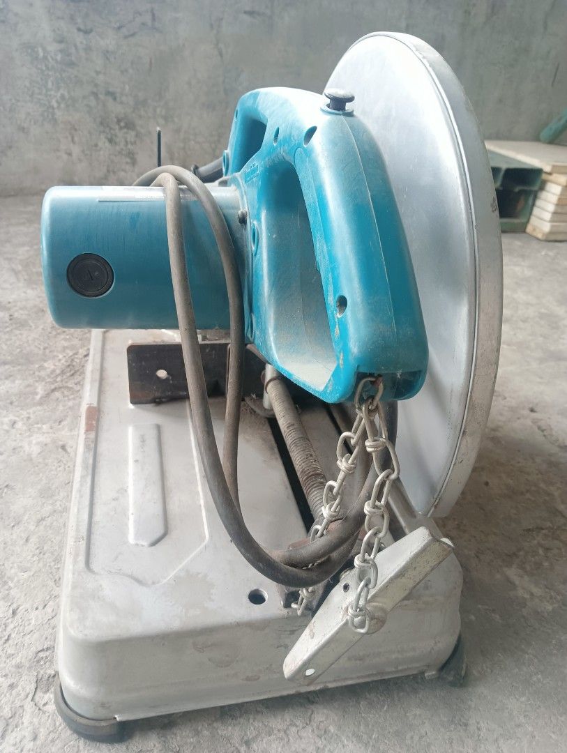 Makita Cut-off Saw (Category: Construction Tools & Equipment) located in Manila. Submitted by wallygurl (Listing ID 1435818457, Image 2). Description: - Makita cut-off saw - Blue motor housing and handle - Silver blade guard and base - Includes safety chain - Makita logo visible - In good working condition.