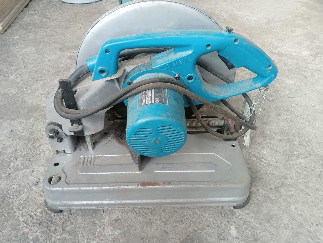 Makita Cut-off Saw (Category: Construction Tools & Equipment) located in Manila. Submitted by wallygurl (Listing ID 1435818457, Image 1). Description: - Makita cut-off saw - Blue motor housing and handle - Silver blade guard and base - Includes safety chain - Makita logo visible - In good working condition.