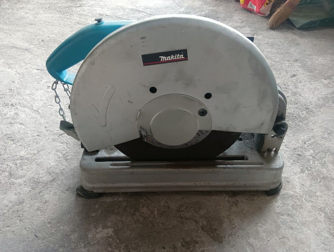 Makita Cut-off Saw (Category: Construction Tools & Equipment) located in Manila. Submitted by wallygurl (Listing ID 1435818457, Image 3). Description: - Makita cut-off saw - Blue motor housing and handle - Silver blade guard and base - Includes safety chain - Makita logo visible - In good working condition.