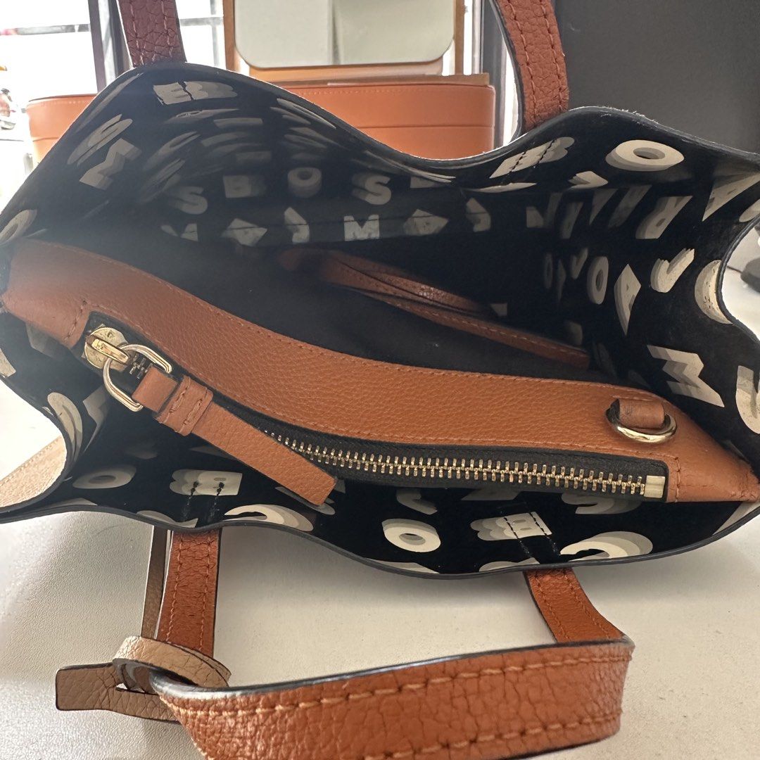 Marc Jacobs Mini Grind Tote in Smoke Almond (Category: Luxury Bags & Wallets) located in San Pablo. Submitted by louiseeeej (Listing ID 1435716625, Image 3). Description: Authentic With tags inside In Smoke Almond color 9/10 condition LP posted, selling low already 😊.