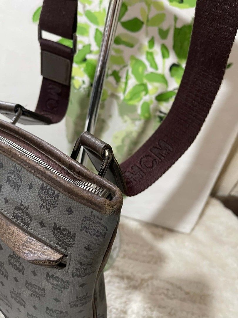 Mcm Sling bag for men Original with flaws (Category: Sling Bags) located in Naawan. Submitted by twillycalledprelovedbags (Listing ID 1435779603, Image 2). Description: issue: lining sa lips, sign of use, ykk zipper and etikita.
