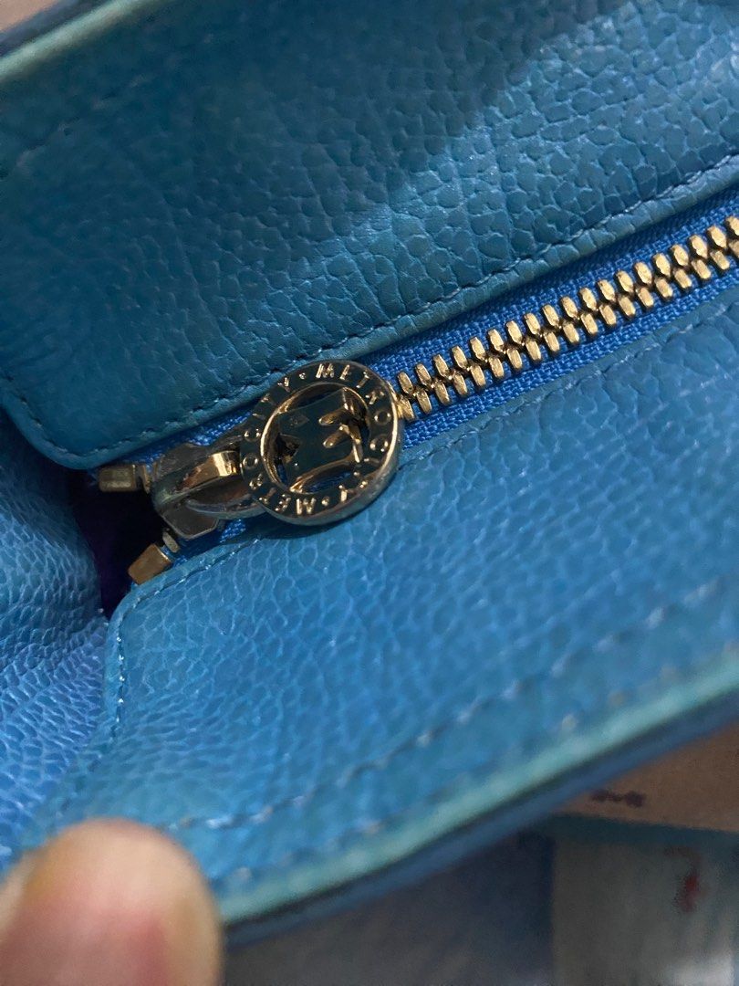 Metrocity tote bag (Category: Luxury Bags & Wallets) located in Rizal. Submitted by 17.righthere (Listing ID 1435902358, Image 3). Description: Metrocity zipped tote bag Minimal sign of use Inside linings looks new Gold hardwares RFS: declutter/ needs fund.