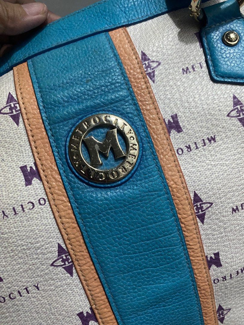 Metrocity tote bag (Category: Luxury Bags & Wallets) located in Rizal. Submitted by 17.righthere (Listing ID 1435902358, Image 2). Description: Metrocity zipped tote bag Minimal sign of use Inside linings looks new Gold hardwares RFS: declutter/ needs fund.