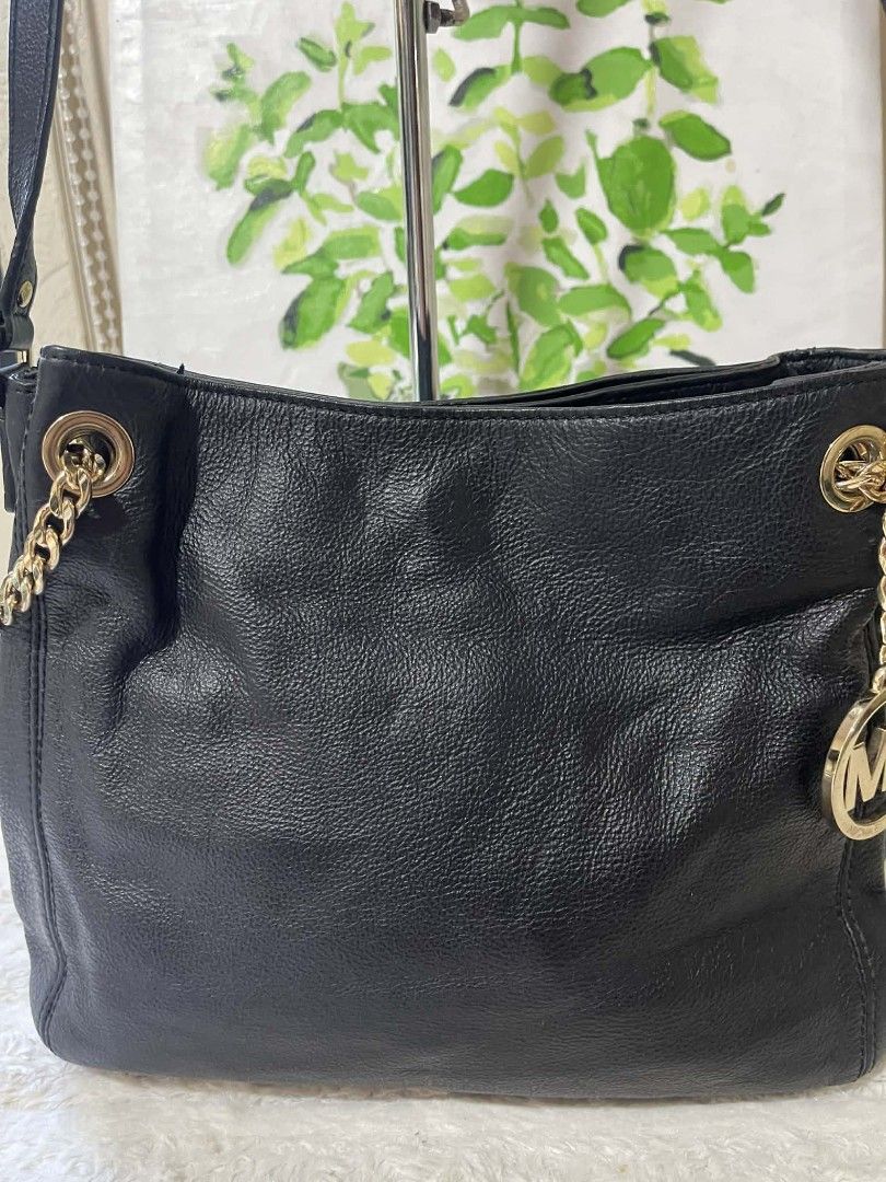 Michael kors Black Shoulder Bag original (Category: Shoulder Bags) located in Naawan. Submitted by twillycalledprelovedbags (Listing ID 1435721008, Image 2). Description: no issue like new, soft leather, with etikita.