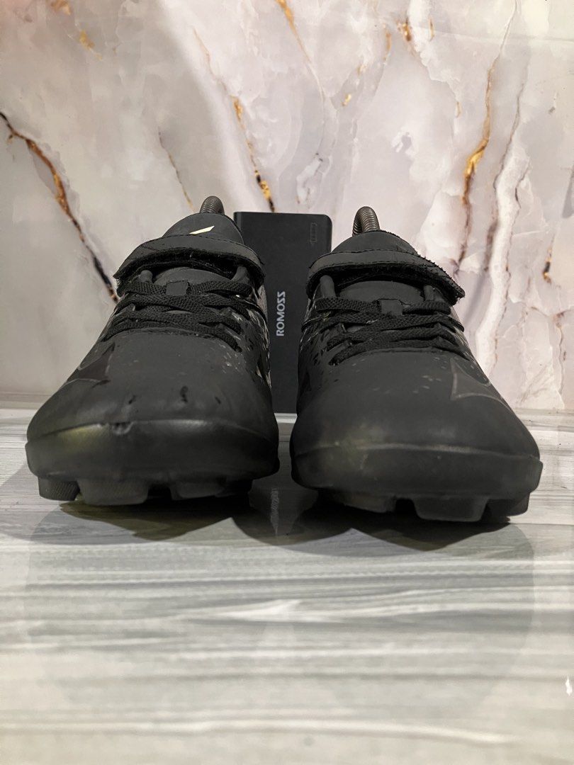 MIZUNO WAVE BASE BALL SHOES SIZE 4 MEN (Category: Babies & Kids Fashion) located in General Mariano Alvarez. Submitted by adonid (Listing ID 1435787987, Image 3). Description: MIZUNO WAVE BASEBALL SHOES ORIGINAL MIZUNO WAVE BASEBALL SHOES GOOD CONDITION NORMAL SIGN OF USAGE ONLY SIZE 4 MEN .