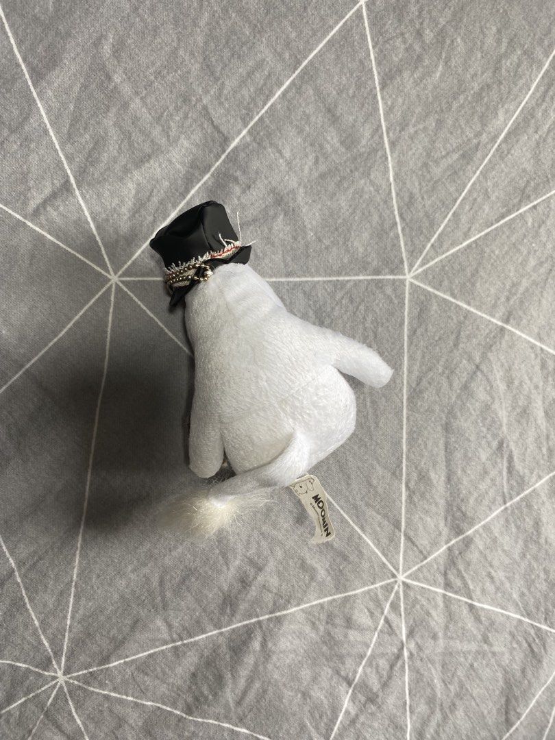 Moomin with Top Hat keychain charm (Category: Character Goods) located in Kalibo. Submitted by ollie_stuffshop (Listing ID 1435854728, Image 2). Description: Before you send your inquiries: ❗️Last Price is already posted ❗️Manage your expectations, WYSIWYG ❗️Some may need washing ❗️Shipping day is every weekends - Moomin plush toy - Features a top hat - White body - Fluffy tail - Includes a small tag - Perfect for collectors or gifts.