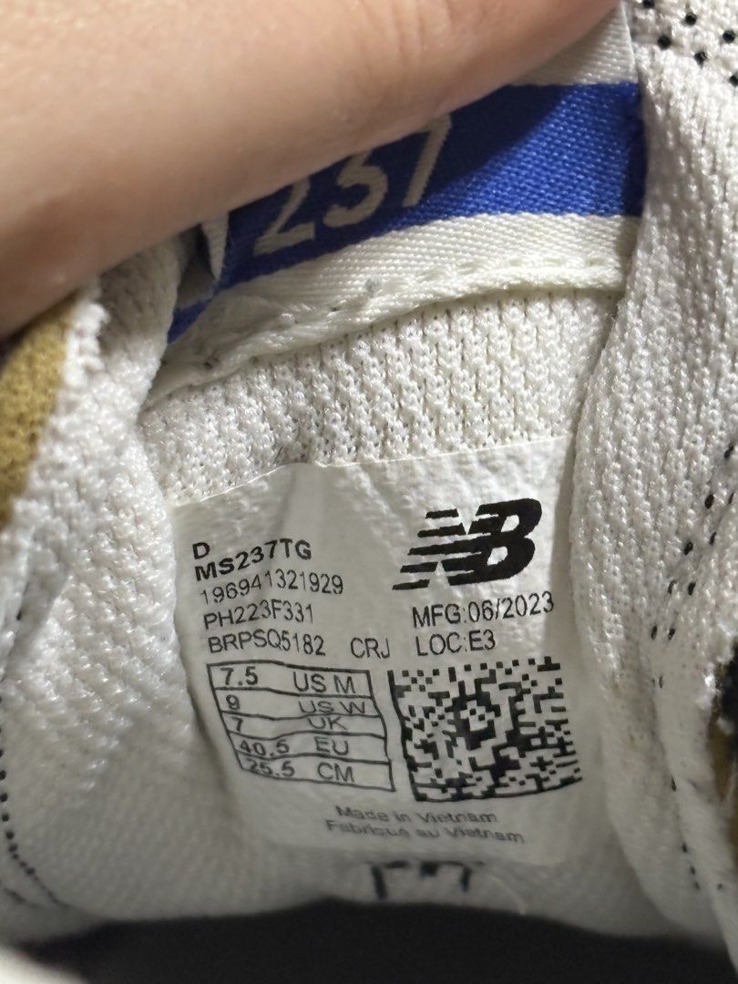 New Balance 237 Black Sneakers (Category: Sneakers) located in Manila. Submitted by brightrabbit.10a327 (Listing ID 1435897636, Image 3). Description: - New Balance 237 sneakers - Color: Black, White, and Gray - Size: US 7, UK 7, EU 40.5, 25.5 CM - Features New Balance logo - Made in Vietnam - Manufacturing Date: 06/2023 nb 237 bought 2 years ago but good as new, needs cleaning lang! see size for reference rfa: di na nagagamit, tambak lang. di si