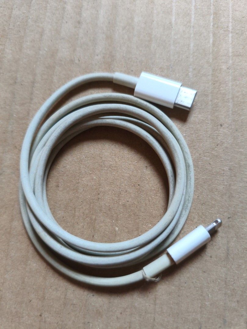 Original Apple lightning cable for iPhone Ipad (Category: Chargers & Cables) located in Pasig City. Submitted by coolphoenix-29ac (Listing ID 1435811682, Image 1). Description: .