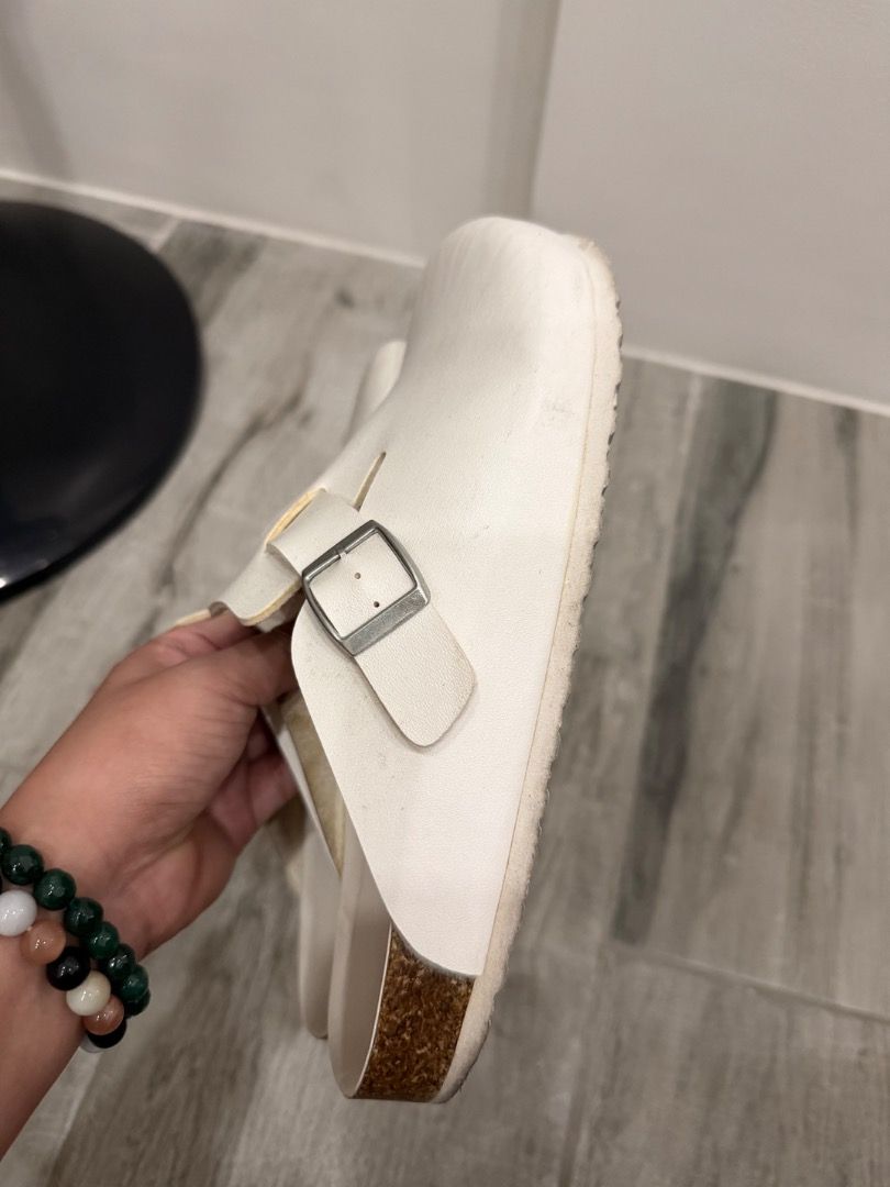 Outland Clogs (Category: Slippers & Slides) located in Quezon City. Submitted by paupao789 (Listing ID 1435814579, Image 3). Description: Size 7M or 9W.