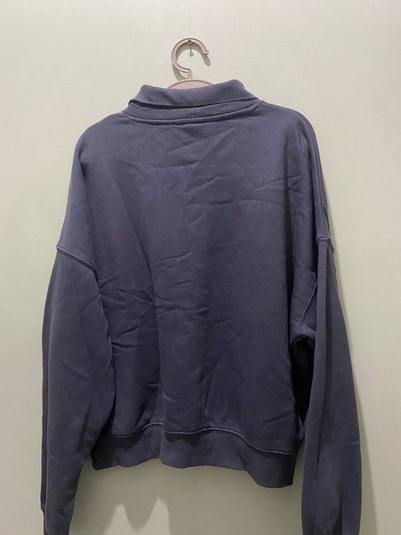 oversized sweatshirt polo (Category: Coats, Jackets and Outerwear) located in Pasay City. Submitted by dannah__ (Listing ID 1435852250, Image 2). Description: -super comfy -no flaws at all -bought from the mall rfs: need money no ww photos.
