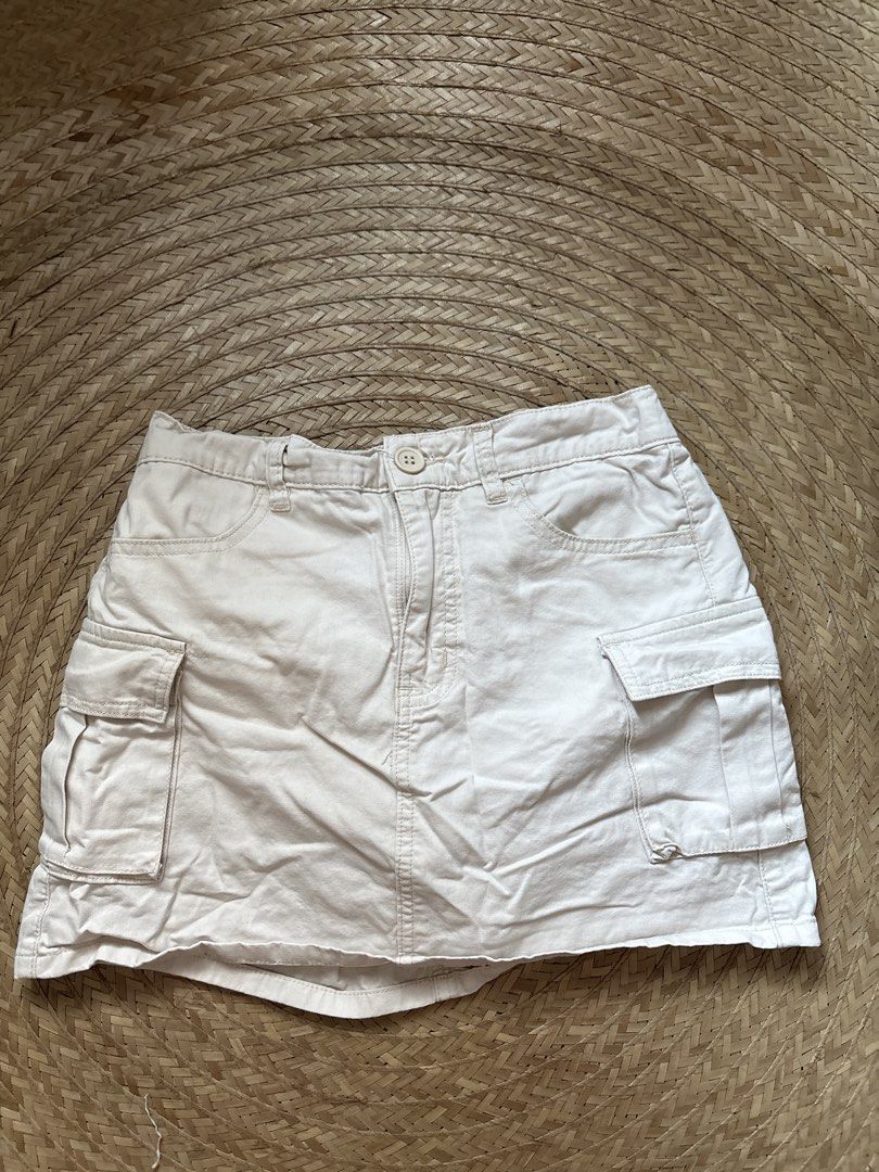 PE/SHOPPE Cargo Skirt - Size S (Category: Skirts) located in Manila. Submitted by _foryou (Listing ID 1435779627, Image 1). Description: - PE/SHOPPE Cream Cargo Skirt - Size: S - Features: - Multiple Pockets - Button Closure - Zipper Closure - Style: Casual - Material: Cotton Blend - Perfect for everyday wear.