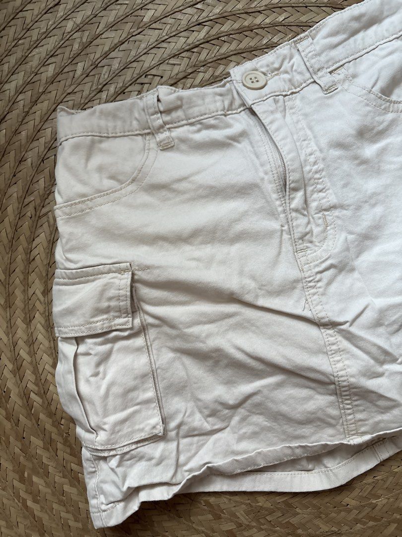 PE/SHOPPE Cargo Skirt - Size S (Category: Skirts) located in Manila. Submitted by _foryou (Listing ID 1435779627, Image 2). Description: - PE/SHOPPE Cream Cargo Skirt - Size: S - Features: - Multiple Pockets - Button Closure - Zipper Closure - Style: Casual - Material: Cotton Blend - Perfect for everyday wear.