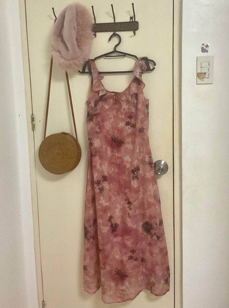 Pink Floral Dress (Category: Dresses) located in Manila. Submitted by dprbea (Listing ID 1435744398, Image 1). Description: -has zipper -rfs: not kasya :(.