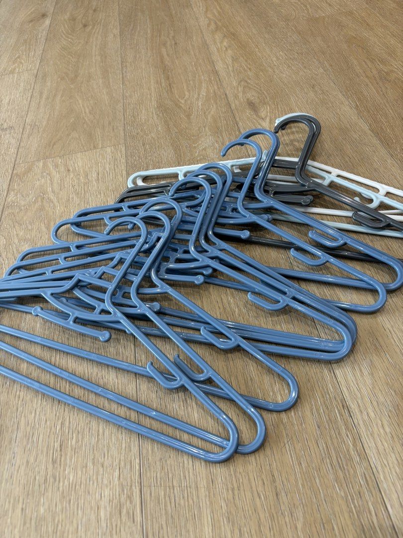 Plastic Clothes Hangers443713407524556801