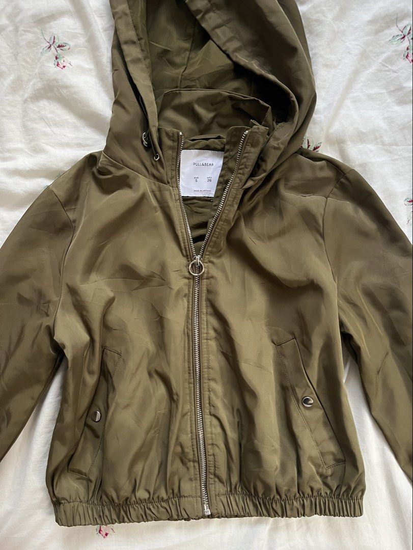 Pull&Bear Jacket (Category: Coats, Jackets and Outerwear) located in Rawang. Submitted by xospice (Listing ID 1435901008, Image 2). Description: - Pull&Bear olive green hooded jacket - Size: S (EUR) / 26 (MEX) - Features: - Zip-up front - Two front pockets - Drawstring hem - Hood - Elastic cuffs - Made in Vietnam.