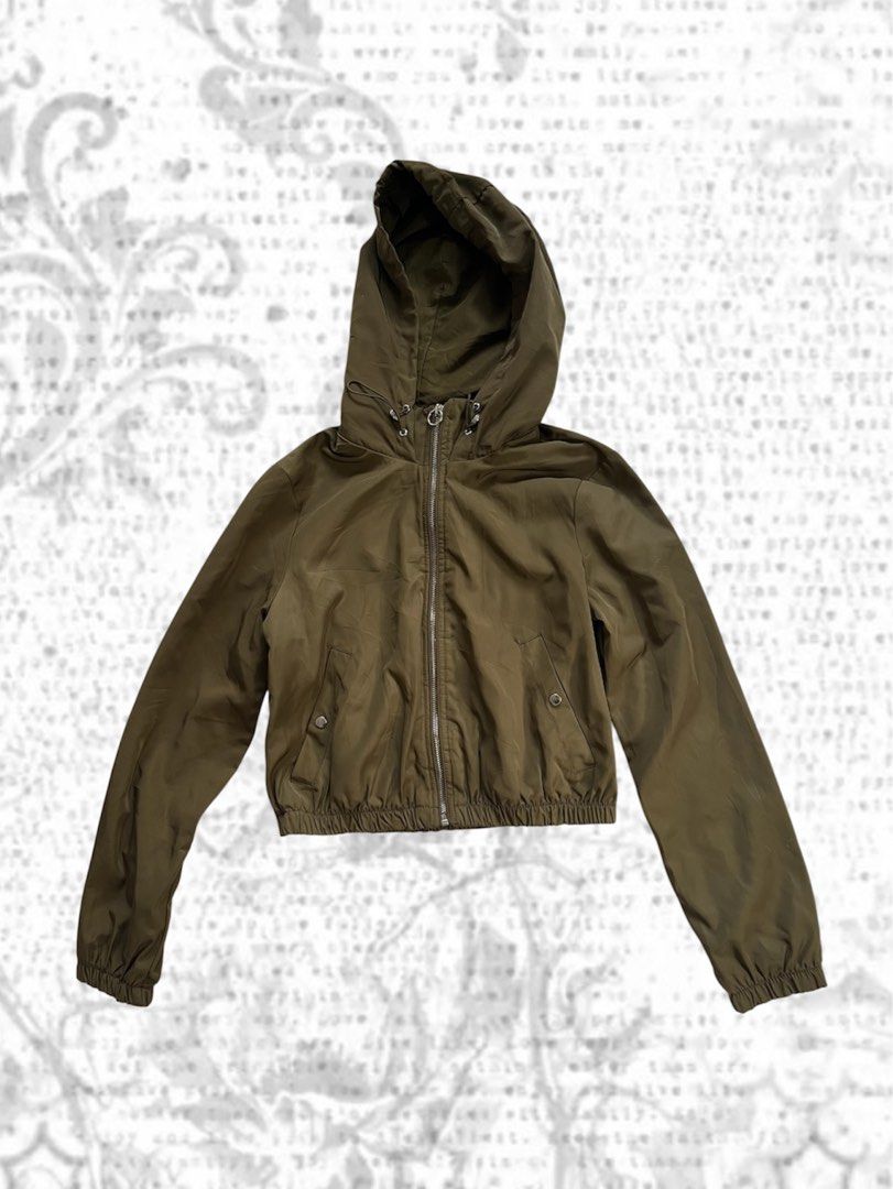 Pull&Bear Jacket (Category: Coats, Jackets and Outerwear) located in Rawang. Submitted by xospice (Listing ID 1435901008, Image 1). Description: - Pull&Bear olive green hooded jacket - Size: S (EUR) / 26 (MEX) - Features: - Zip-up front - Two front pockets - Drawstring hem - Hood - Elastic cuffs - Made in Vietnam.