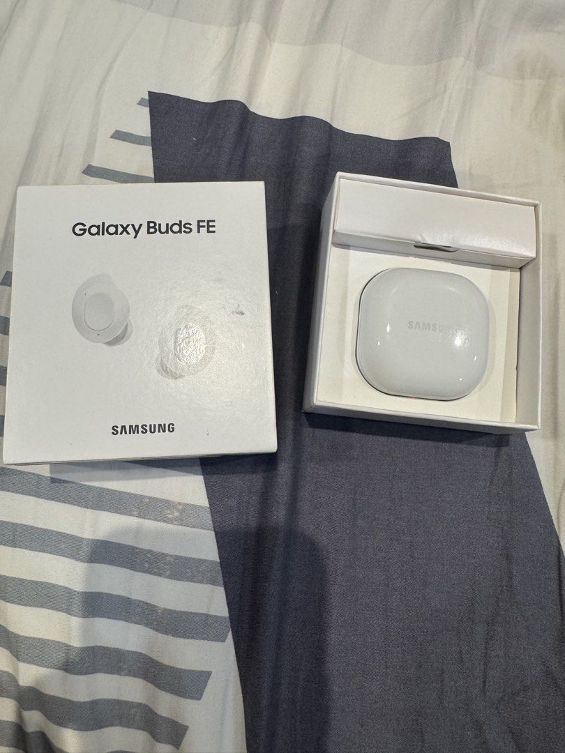 Samsung Galaxy Buds FE (Category: Earphones) located in Caloocan City. Submitted by scotttw (Listing ID 1435812426, Image 2). Description: - Samsung Galaxy Buds FE (White) - Includes earbuds - Includes charging case - Includes original box.