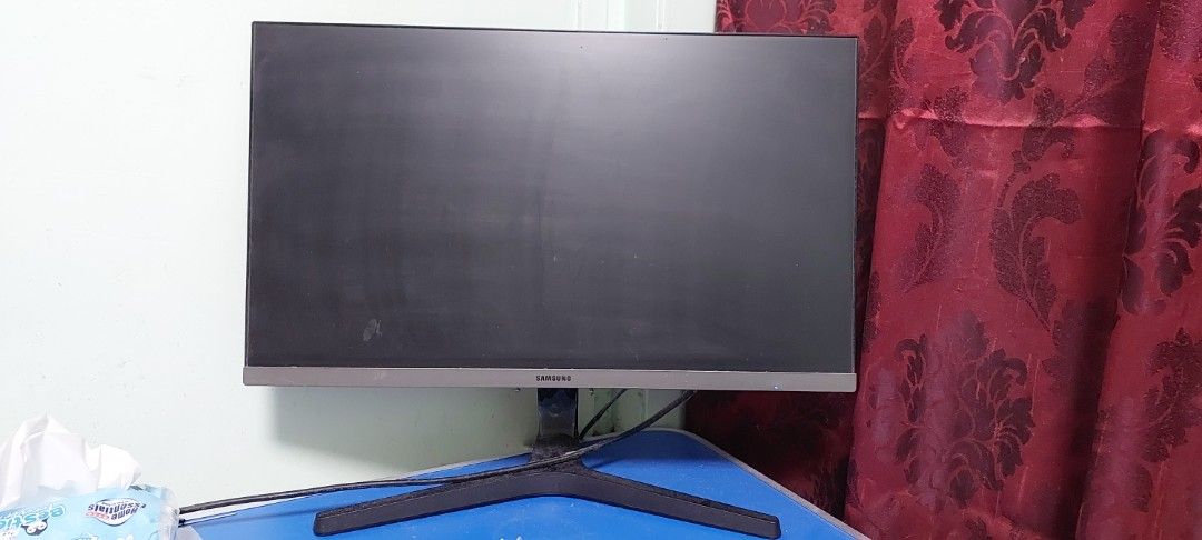 Samsung Monitor and potatable table