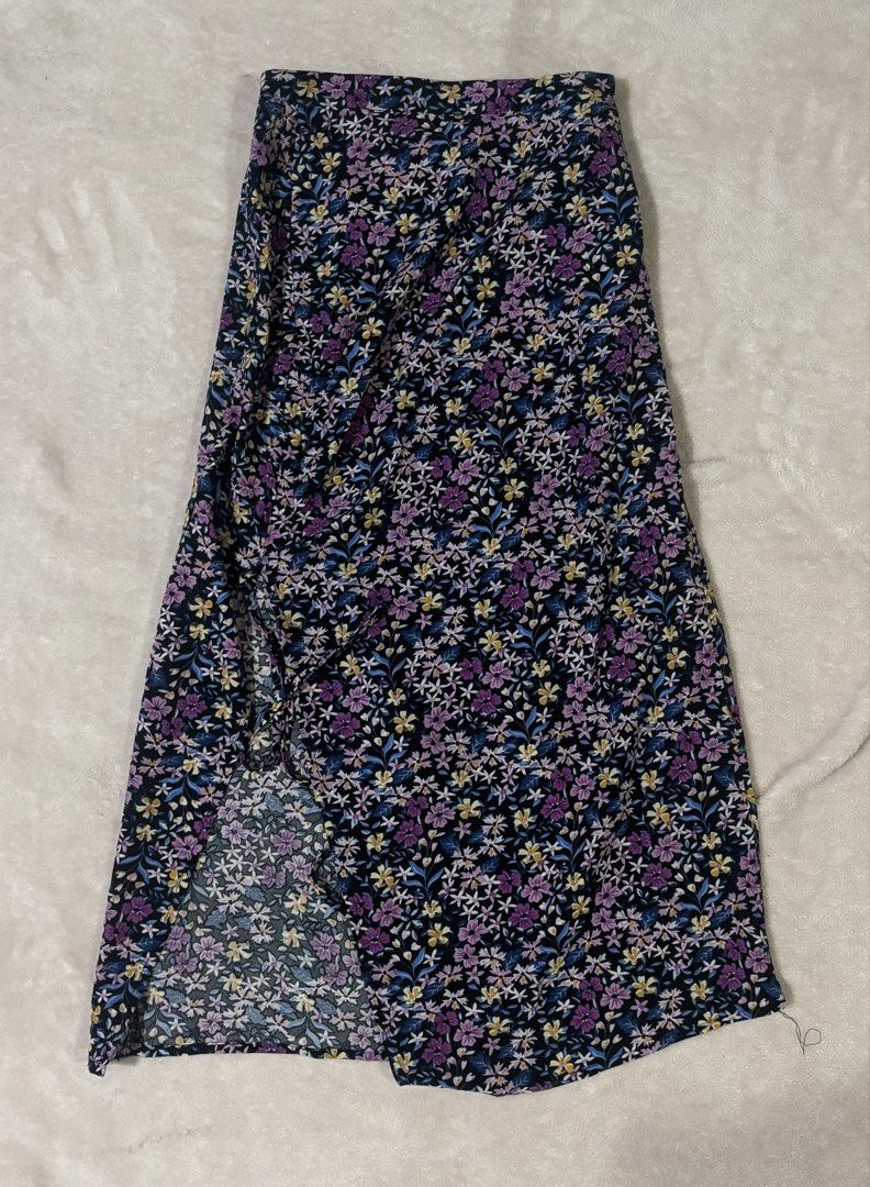 SHEIN Floral Slit Skirt (Category: Skirts) located in Manila. Submitted by cheskadc18 (Listing ID 1435827730, Image 1). Description: .