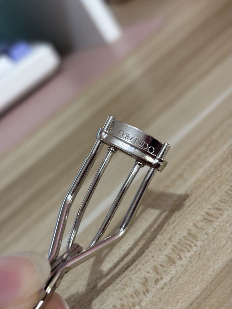 Shiseido 215 Eyelash Curler (Category: Makeup) located in San Fernando. Submitted by _haibara (Listing ID 1435782207, Image 2). Description: - small and slim eyelash curler. can be used by makeup artists - removed rubber for hygiene purposes - with free rubber :) rfs: i thought i will be able to use this but nope. i just use my og shiseido curler..