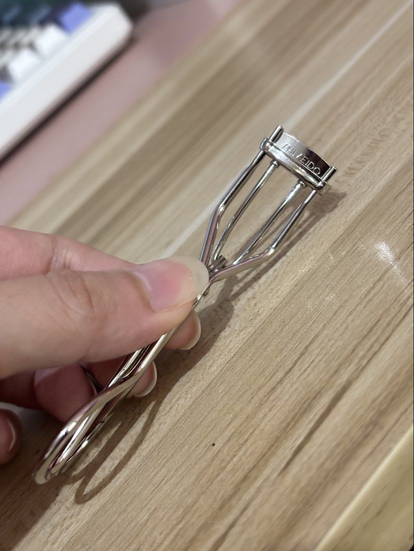 Shiseido 215 Eyelash Curler (Category: Makeup) located in San Fernando. Submitted by _haibara (Listing ID 1435782207, Image 3). Description: - small and slim eyelash curler. can be used by makeup artists - removed rubber for hygiene purposes - with free rubber :) rfs: i thought i will be able to use this but nope. i just use my og shiseido curler..