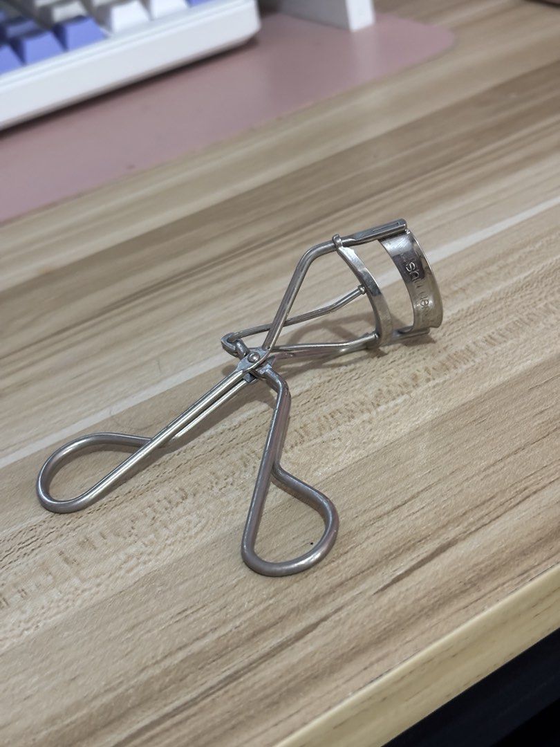 Shu Uemura Eyelash Curler (Category: Makeup) located in San Fernando. Submitted by _haibara (Listing ID 1435780979, Image 1). Description: removed the rubber for hygiene purposes. basically no more box and rubber. rfs: i'm not using this anymore. i'm happy with my shiseido eyelash curler for years..