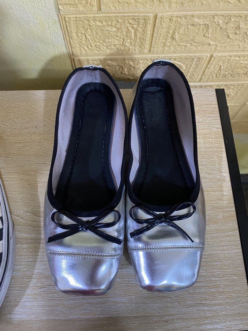 Silver Ballet Flats with Bow (Category: Flats & Sandals) located in Makati City. Submitted by beaa24 (Listing ID 1435805851, Image 2). Description: Glue marks were already there when I received this. No other flaws Malambot sa paa. Rfs impulse buy. Kasya sa 25-25.5cm wide feet.