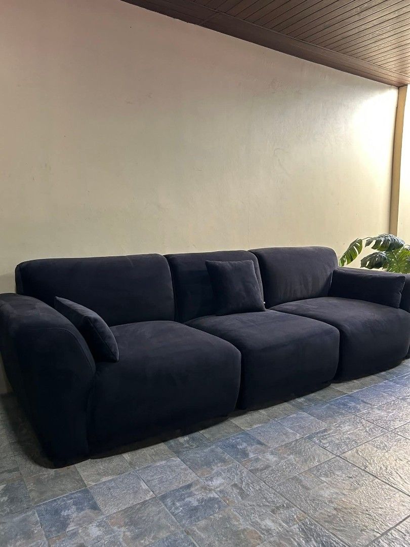 Sofa (Category: Sofas) located in Meycauayan. Submitted by marygracecasimiro (Listing ID 1435724633, Image 3). Description: Imported Big n Bulky Black Gamuza with 3pillows Sofa from Korea P25,000 Only 117x40x35in Black Gamuza With 3 Pillows Super ganda sa personal mga suki🌼🌺😍 Super Comfy Walang Sag Walang Lubog Makapal ang Foam Pwede sa Maselan Heavy duty No issue Good Condition♥️💜 Minor scratch From Korea #sofa #genuineleather #highlightever